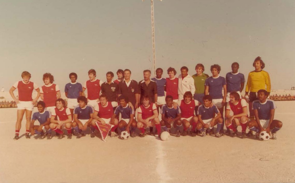 النصر مع الارسنال - نوفمبر 1976 . 